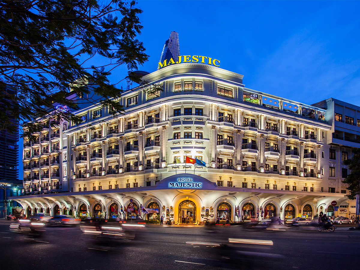 Thi công phào chỉ trần, chỉ khung tường khách sạn MAJESTIC